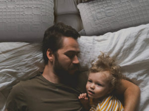 Padre e hijo en la cama con la almohadas NIX Moon+