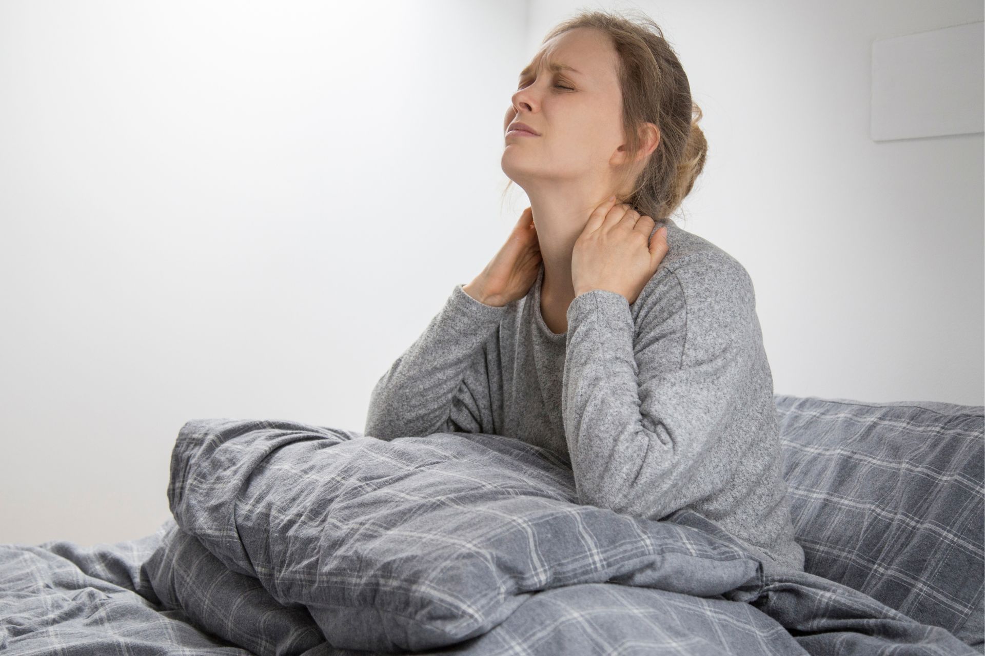 ¿Dolor de cuello después de dormir? Causas y soluciones